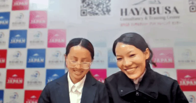 特定技能の介護人材候補・ネパール人女性2名が海外トレーニングセンターで笑顔の集合写真